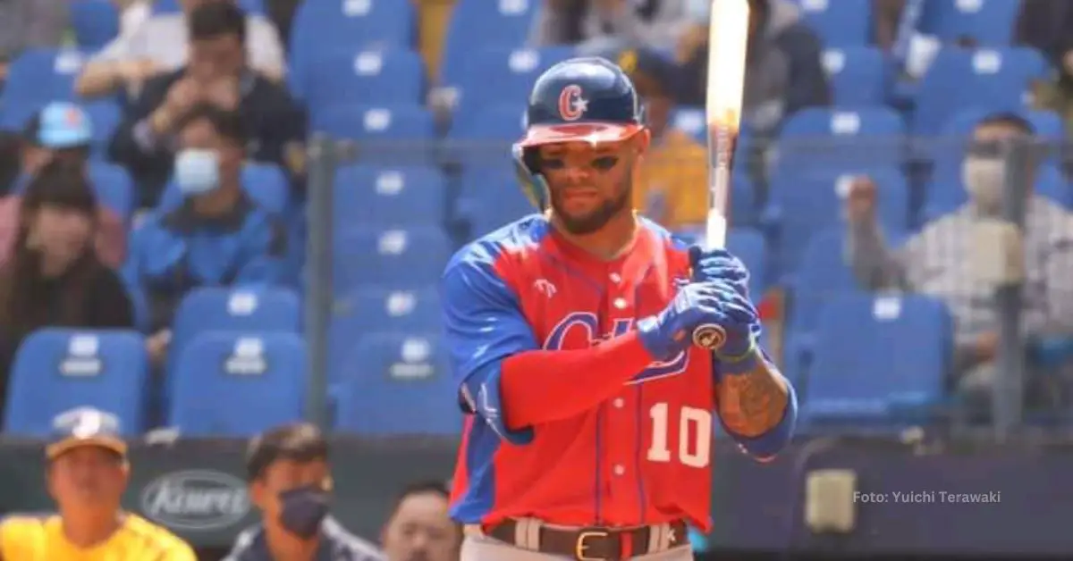 Yoan Moncada tomando turno con el equipo de Cuba