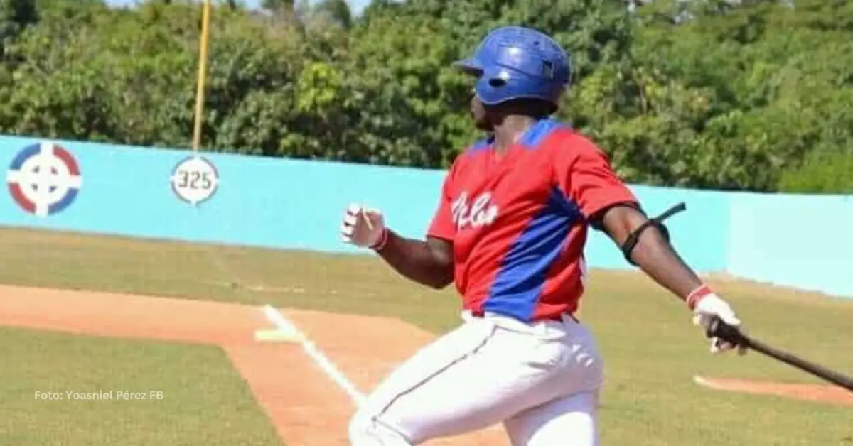 Yoasnier Pérez bateando con una camisa roja en Cuba