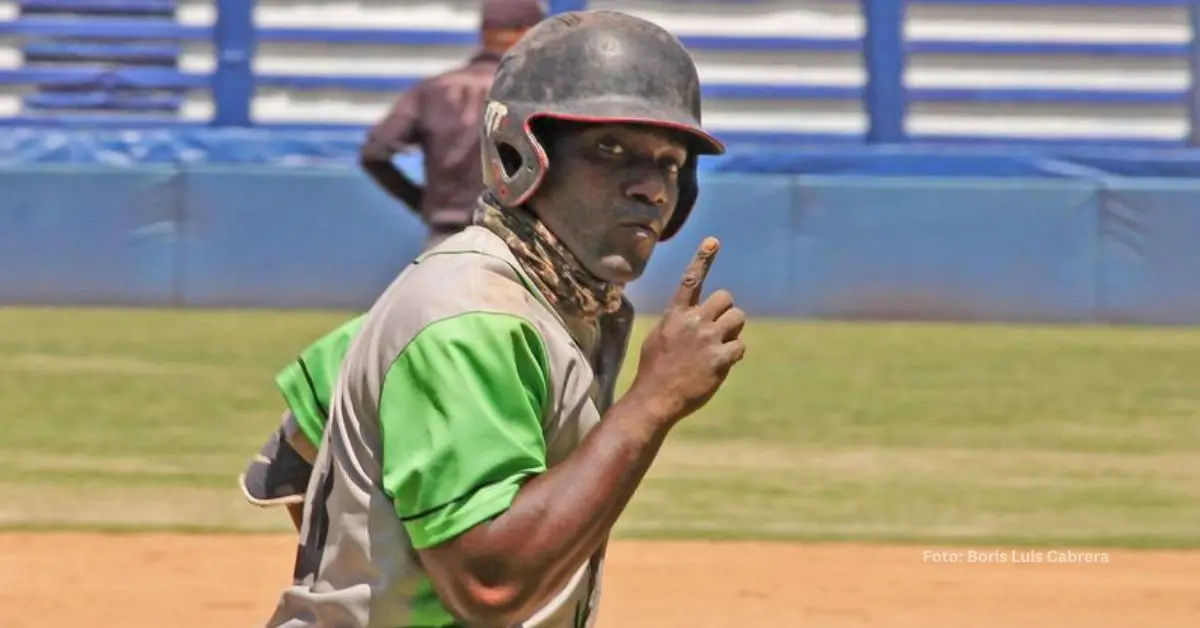 Yoasniel Pérez recorriendo las bases en beisbol cubano