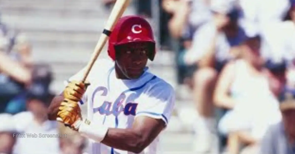 Yobal Dueñas en posición de bateo con el uniforme del equipo Cuba