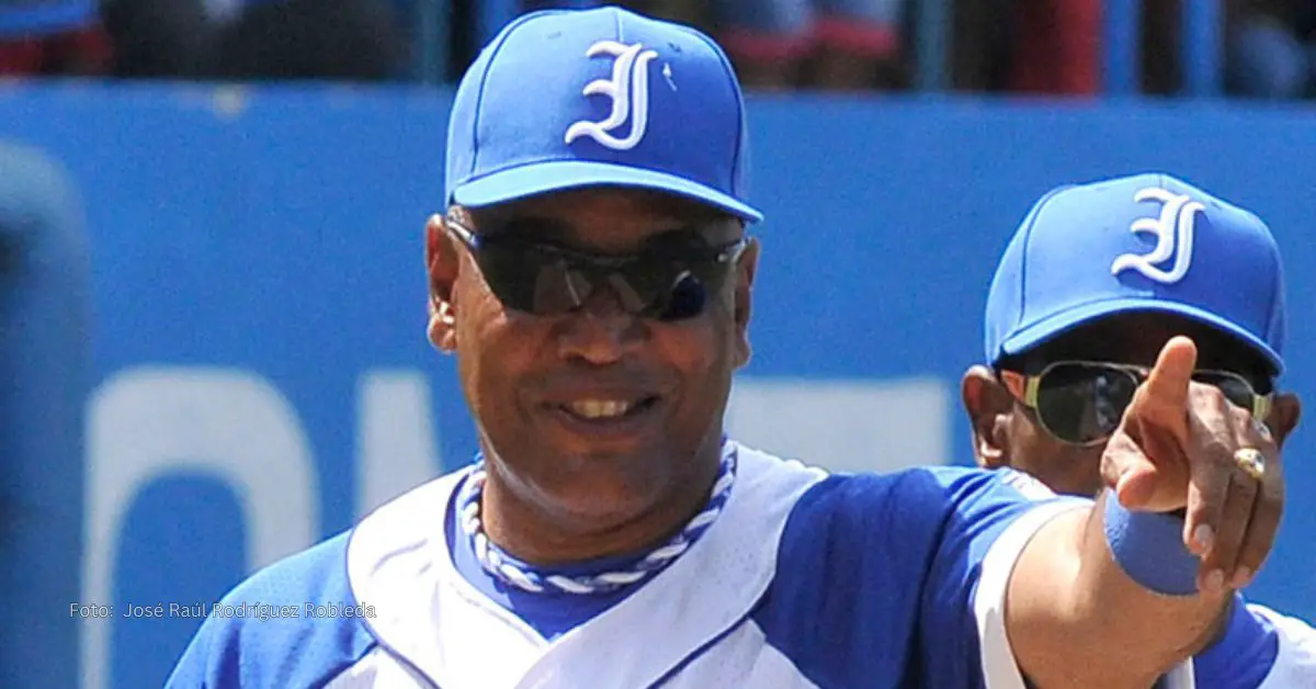 Victor Mesa antes de empezar un juego con Industriales en la Serie Nacional del Beisbol Cubano