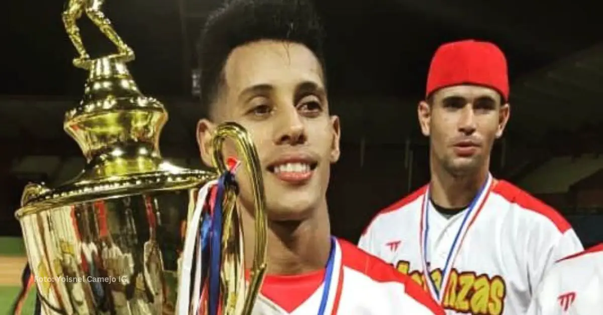 Yoisnel Camejo con trofeo de campeón con Matanzas