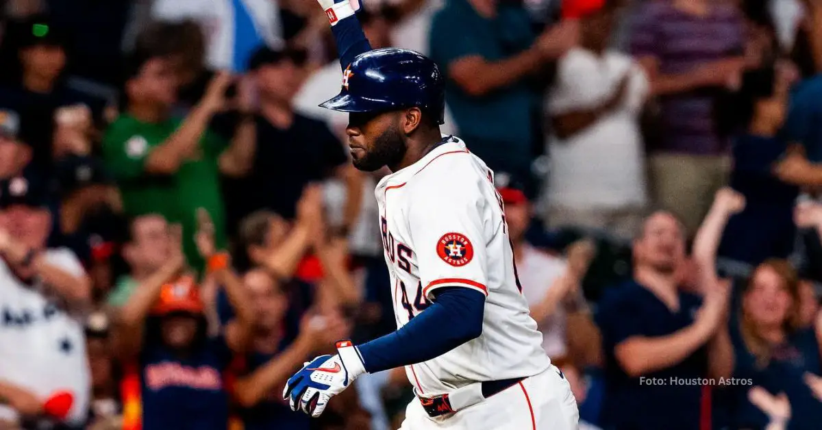 Yordan Alvarez alzando la mano tras jonrón con Houston Astros