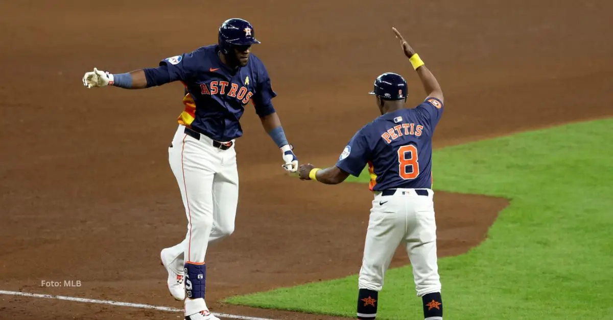 Yordan Alvarez pasando por tercera basa tras conectar jonrón