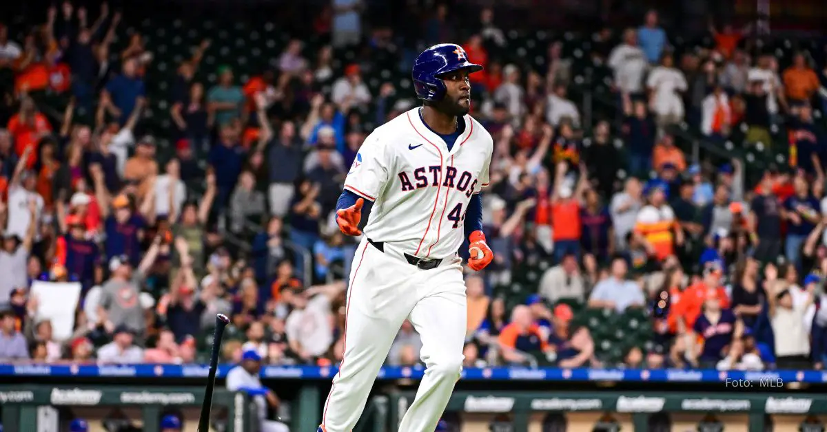 Yordan Alvarez conectando jonrón en Minute Maid Park