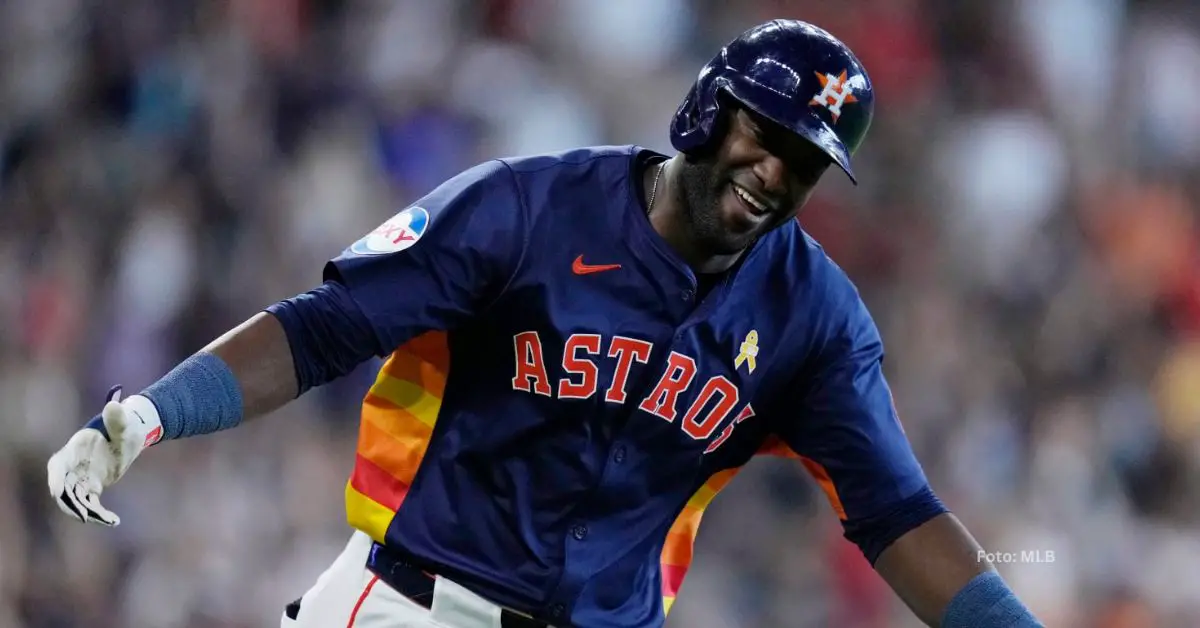 Yordan Alvarez sonriendo mientras recorre las bases con Houston Astros