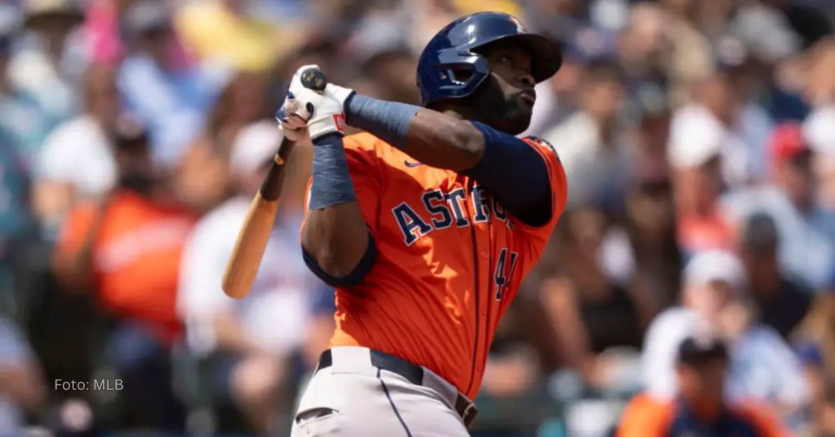 Yordan Alvarez completando el swing y observando como la esférica viaja en dirección a los jardines