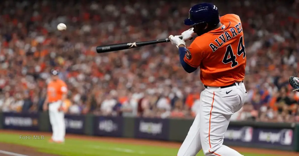 Cubano Yordan Alvarez haciendo swing con el uniforme de Houston Astros en MLB