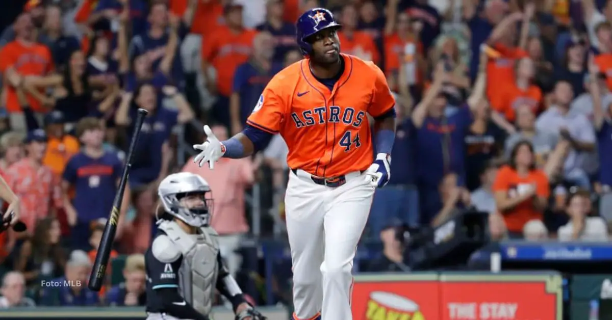 Yordan Alvarez bateando con Houston Astros