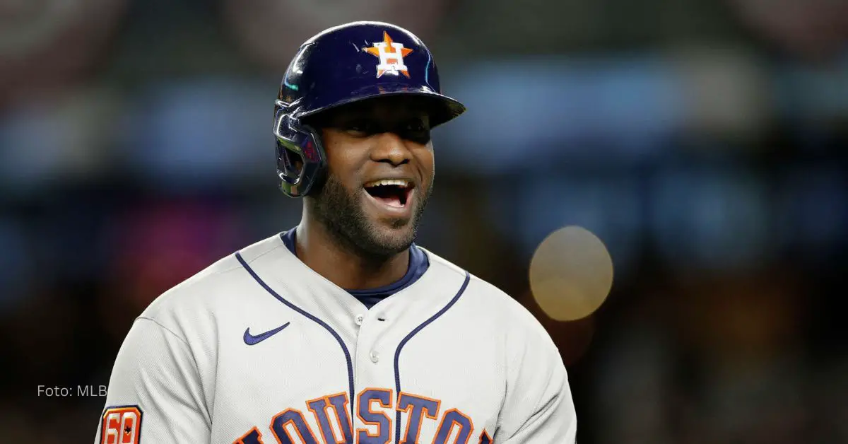 Yordan Alvarez sonriendo con el uniforme de Houston Astros