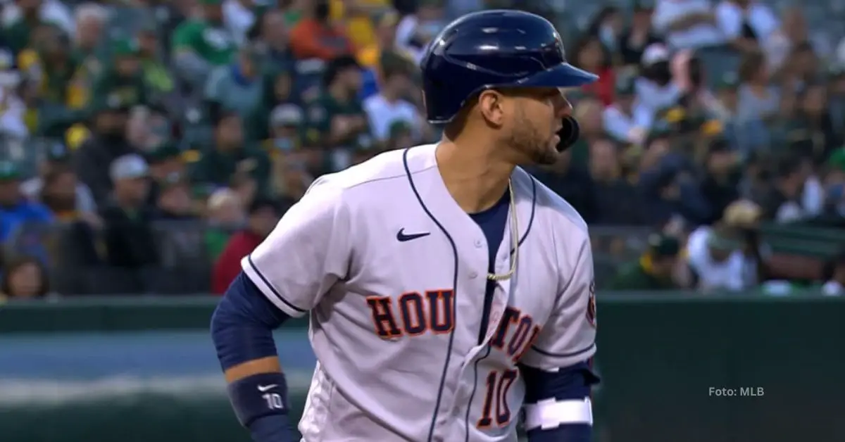 Yuli Gurriel tomando turno con el uniforme de Houston Astros