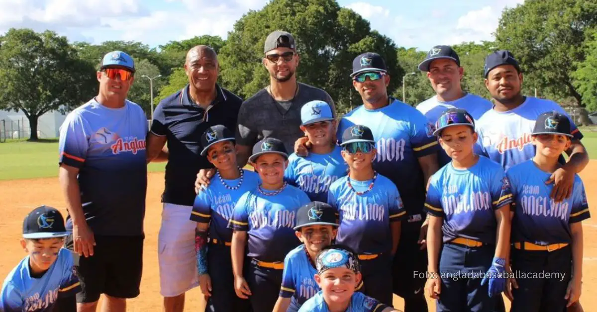 Yuli Gurriel en la Academia de Rey Anglada