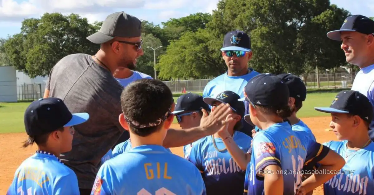 Yuli Gurriel saludando a los niños de la Academia Anglada