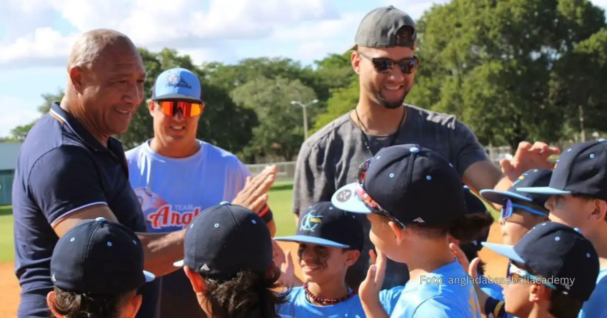 Yuli Gurriel junto a su padre visitiando a la Academia de Rey Anglada