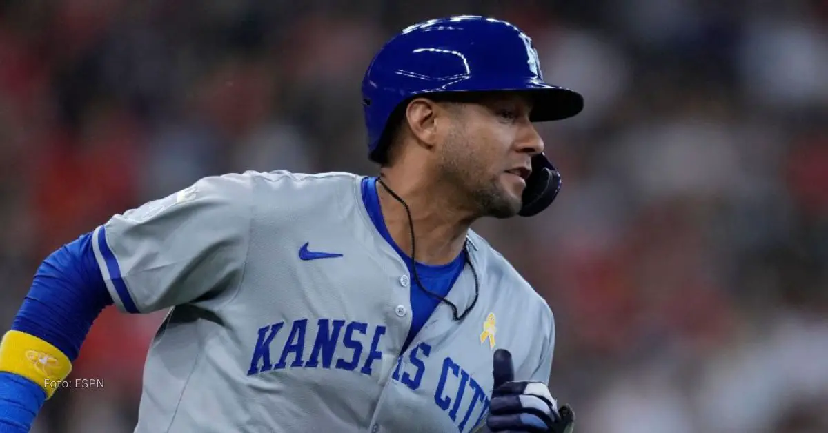 Yuli Gurriel con el uniforme de Kansas City Royals