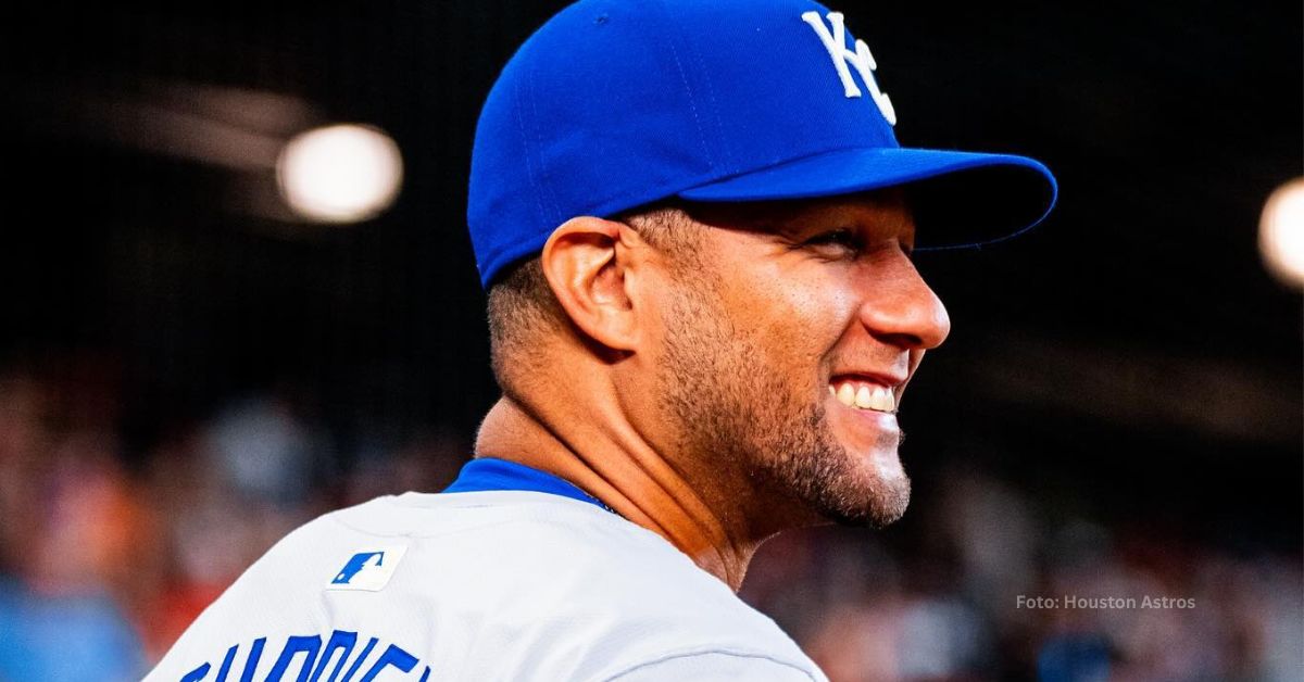 Yuli Gurriel sonriendo en un juego con Kansas City Royals. Yankees