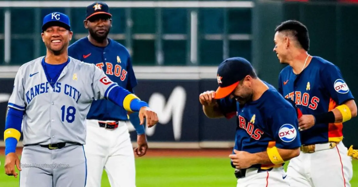 Yuli Gurriel junto a jugadores de Houston Astros