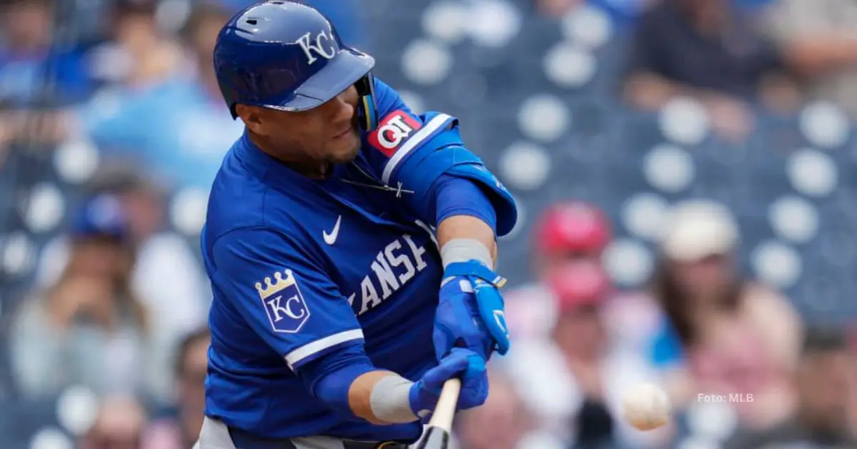 Yuli Gurriel haciendo swing con Kansas City Royals