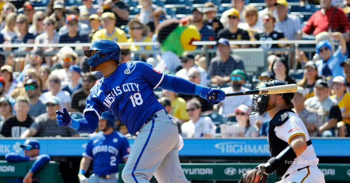 Yuli Gurriel bateando con Kansas City Royals