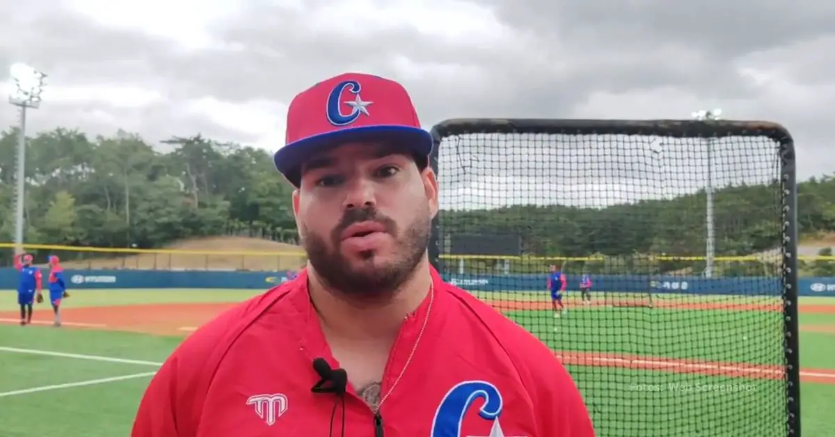 Yusniel Padrón en una entrevista con el equipo Cuba