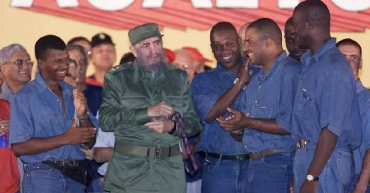 Germán Mesa a la derecha de Fidel Castro, en 1999, celebrando la victoria en los Panamericanos de Winnipeg