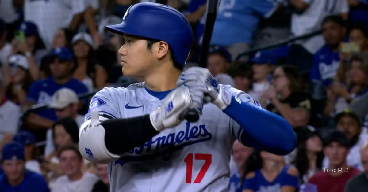 Shohei Ohtani bateando con uniforme de Dodgers