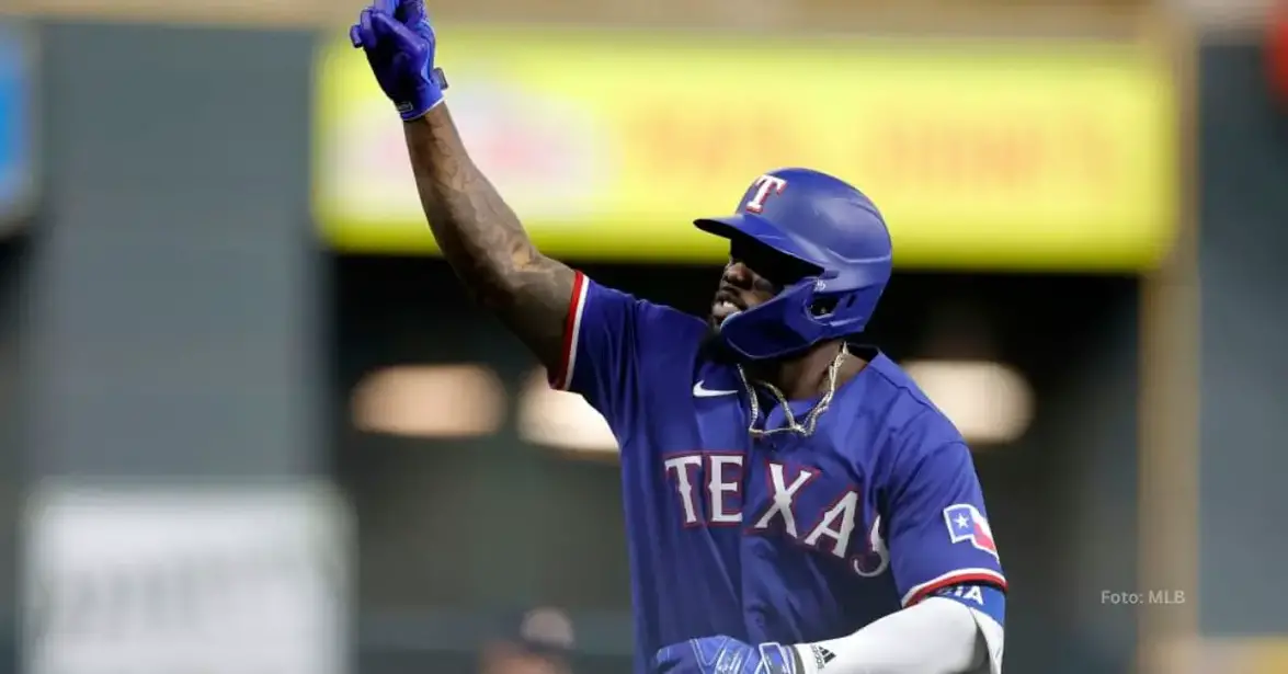 Adolis García levantando la mano tras jonrón con Texas Rangers