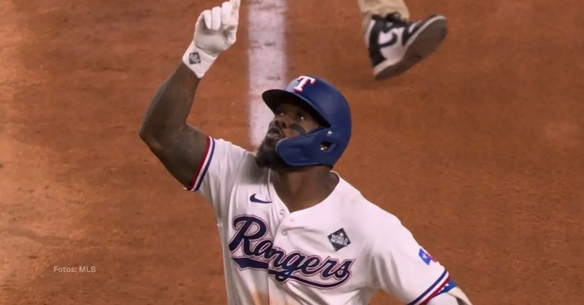 Adolis García señalando al cielo tras jonron con Texas Rangers