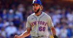 Adonis Medina celebrando un ponche con New York Mets. Seattle Mariners