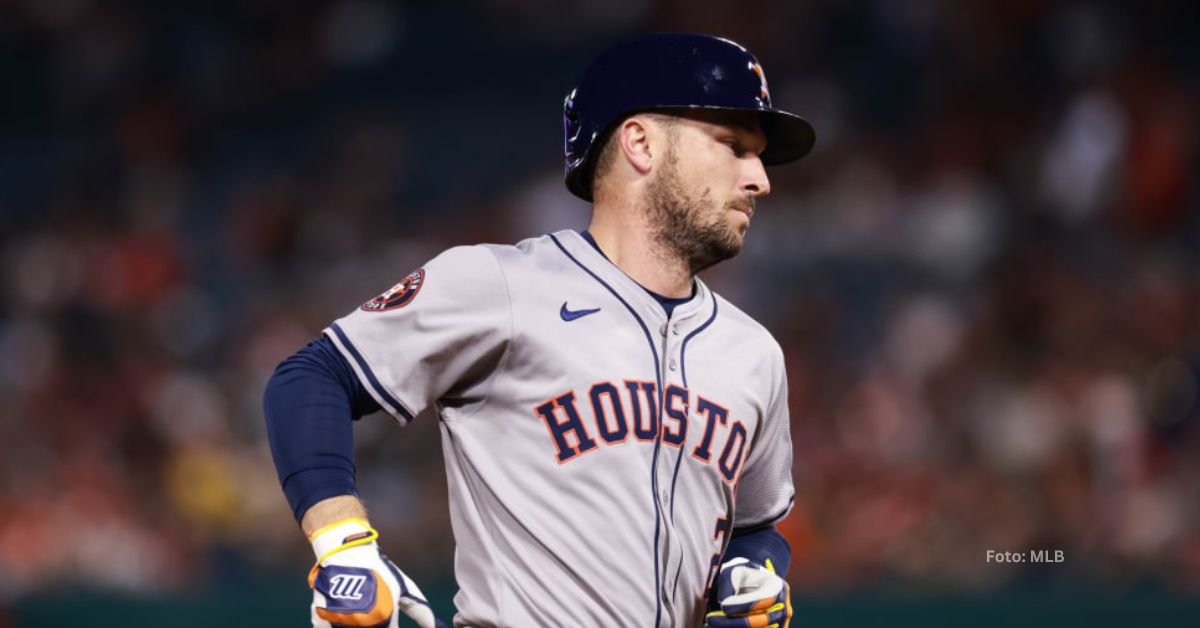 Alex Bregman recorriendo las bases con Houston Astros