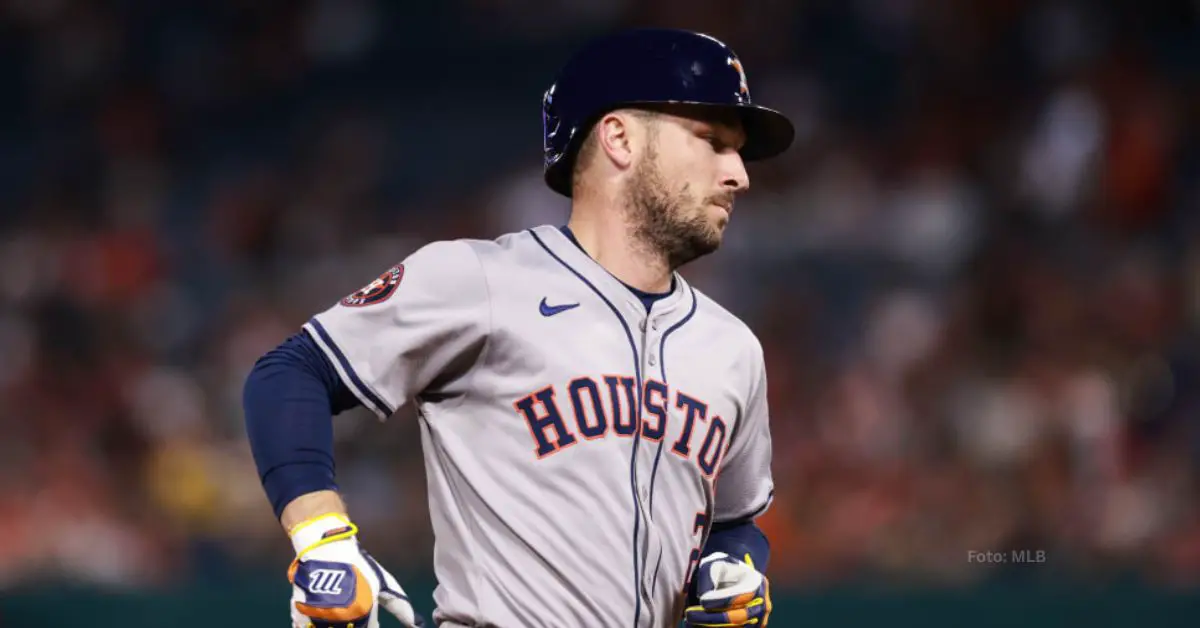 Alex Bregman recorriendo las bases con Houston Astros