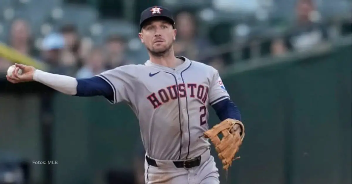 Alex Bregman lanzando la pelota con Houston Astros