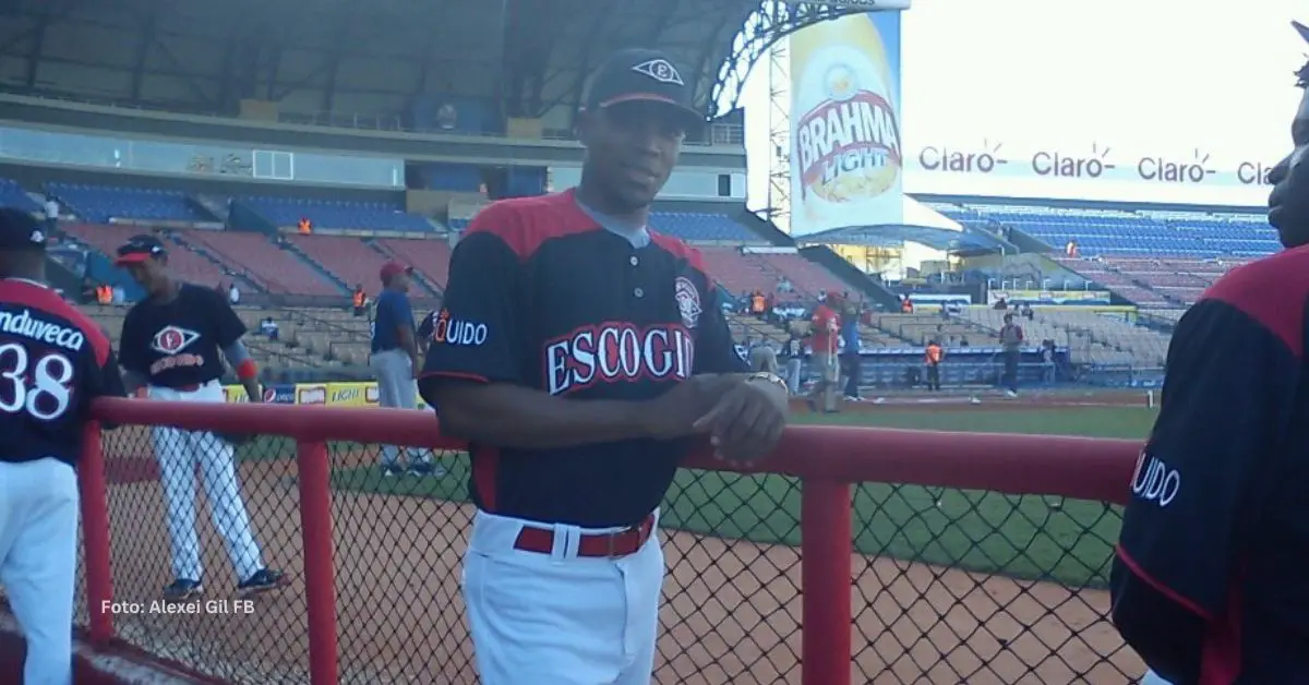 Alexei Gil en el dugout de Leones del Escogido