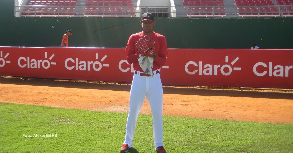 Alexei Gil con el uniforme de Leones del Escogido