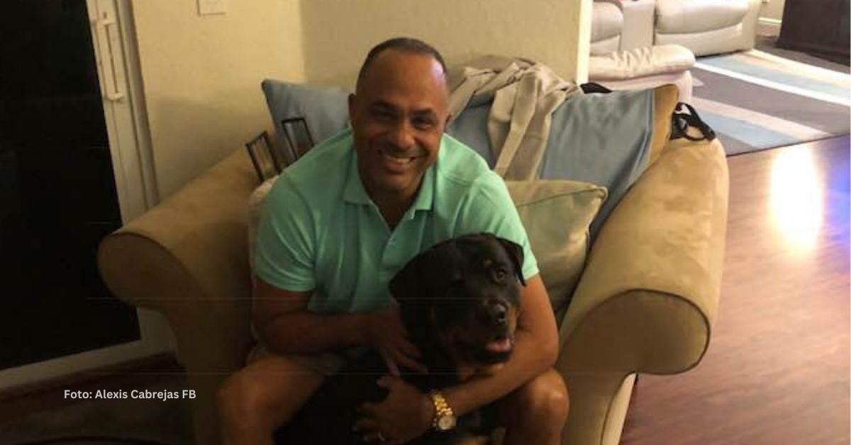 Alexis Cabrejas con su perro en su casa