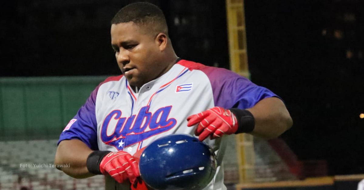 Alfredo Despaigne devolviéndose al dugout tras fallar