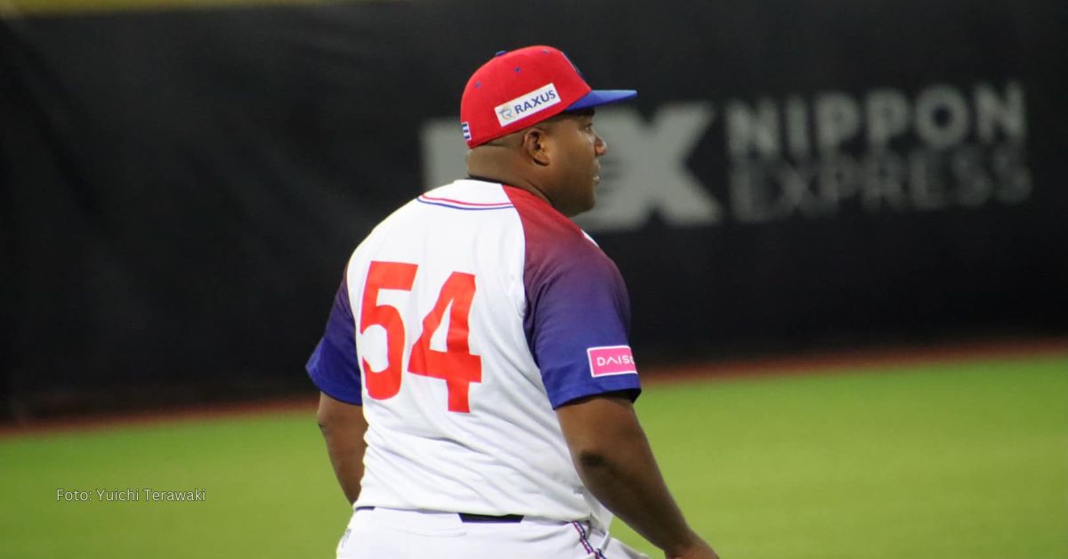 Alfredo Despaigne con uniforme del equipo cuba en Premier 12