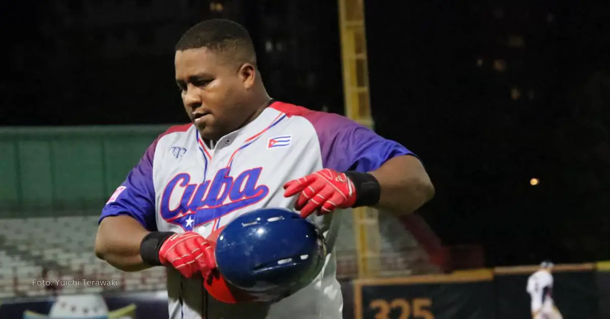 Alfredo Despaigne con uniforme del equipo cuba en Premier 12