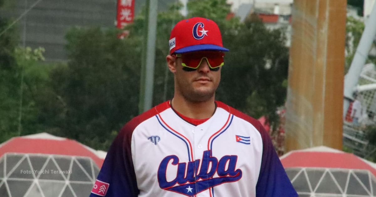 Ariel Martínez con el equipo de Cuba en el Premier 12