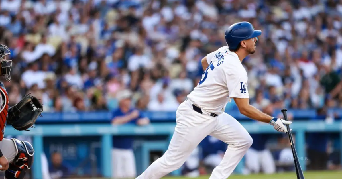 Austin Barnes bateando con Los Angeles Dodgers