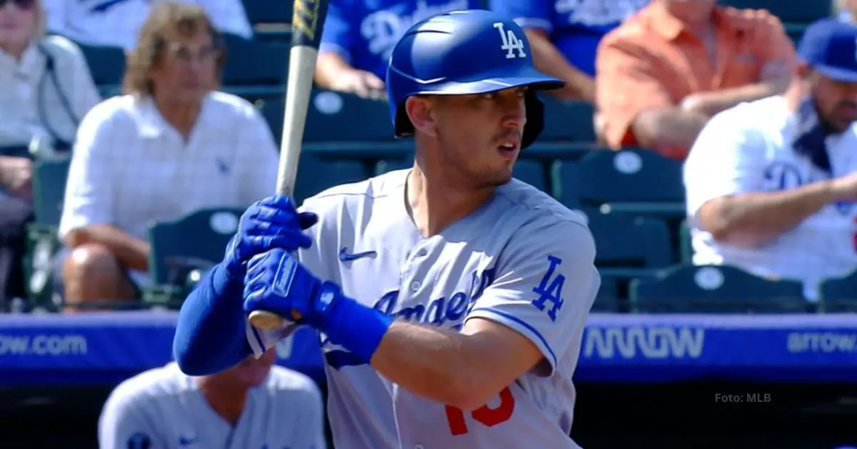 Austin Barnes tomando turno con Los Angeles Dodgers