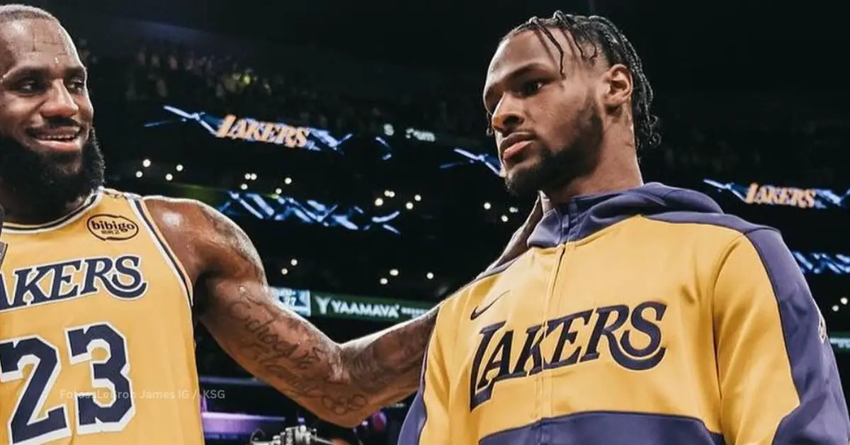 Bronny James con su padre tras su primer juego en la NBA