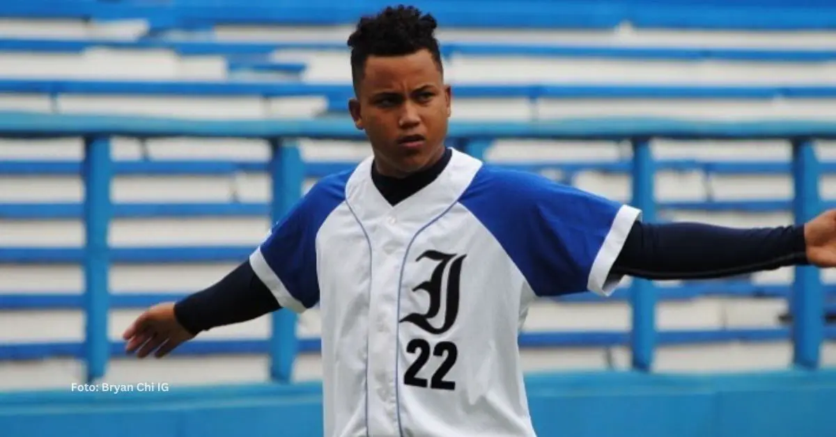 Bryan Chi con el uniforme de Industriales en Cuba