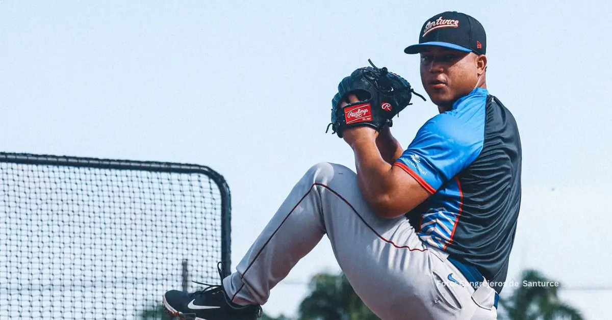 Bryan Chi lanzando con Cangrejeros de Santurce