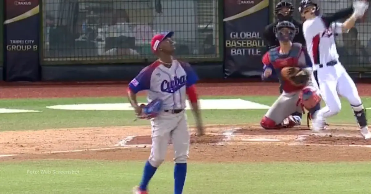 Liván Moinelo con el equipo Cuba en Premier 12