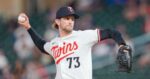 Caleb Boushley lanzando con Minnesota Twins