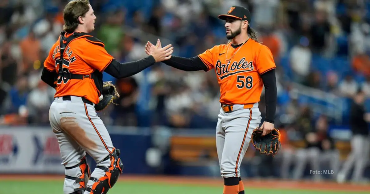 Adley Rutschman y Cionel Pérez celebrando el triunfo