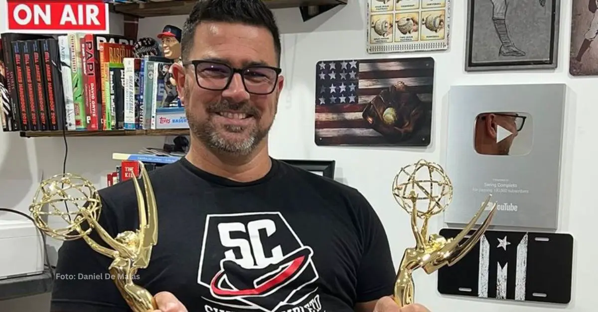 Daniel de Malas posando con sus dos premios Emmys