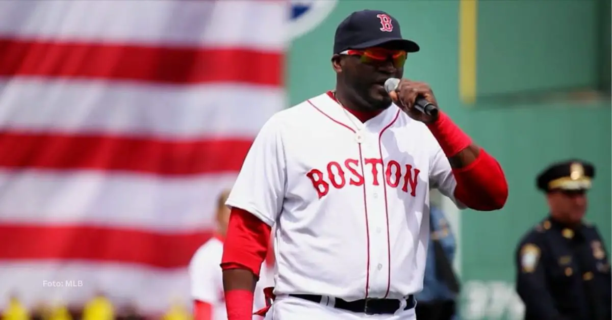 David Ortiz en una ceremonia con el uniforme de Boston Red Sox