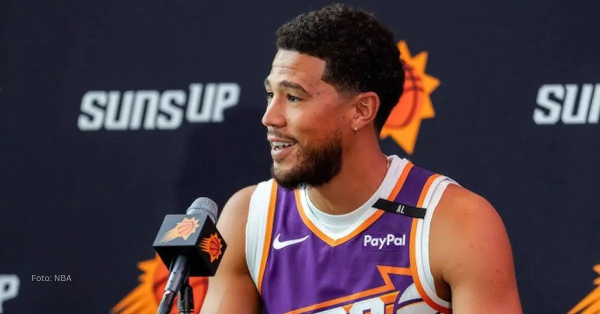 Devin Booker en rueda de prensa con Phoenix Suns